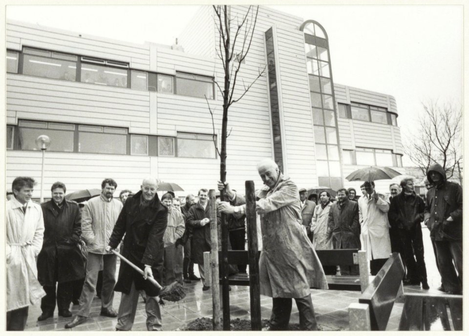 Het het planten van een boom wordt het Centraal Kantoor van de NS aan de Oudeweg officieel in gebruik genomen. NL-HlmNHA 54020820