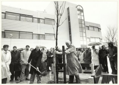 Het het planten van een boom wordt het Centraal Kantoor van de NS aan de Oudeweg officieel in gebruik genomen. NL-HlmNHA 54020820