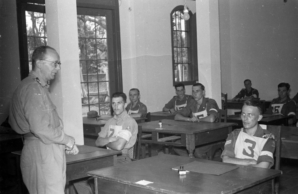 Het hoofd van het Officiers Selectie Centrum luitenant-kolonel J. Gerritsen spre, Bestanddeelnr 83-3-1