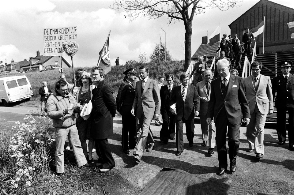 Het gezelschap onderweg demonstranten met spandoeken. Opschrift o.a. De onbeke, Bestanddeelnr 930-2781
