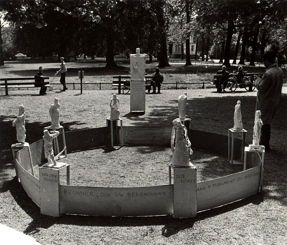 Het Hildebrandmonument (anti-monument) in het Kenaupark. Aangekocht in 1977 van United Photos de Boer bv, NL-HlmNHA 54010731