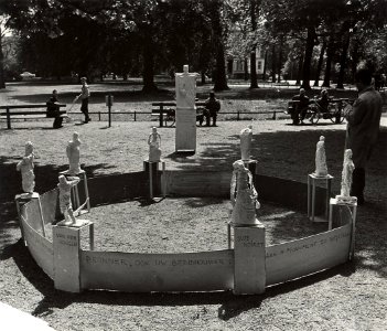 Het Hildebrandmonument (anti-monument) in het Kenaupark. Aangekocht in 1977 van United Photos de Boer bv, NL-HlmNHA 54010731