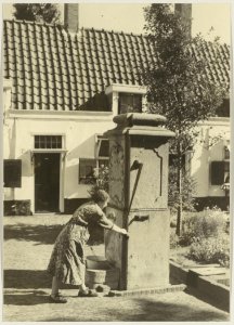 Het hofje van Loo, ook wel genoemd het Gasthuishofje. Het binnenhof aan de noordzijde. NL-HlmNHA 54011248