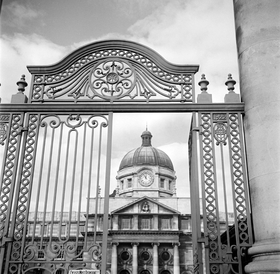 Het hek dat toegang geeft naar de binnenplaats van het Trinity College, Bestanddeelnr 191-0849
