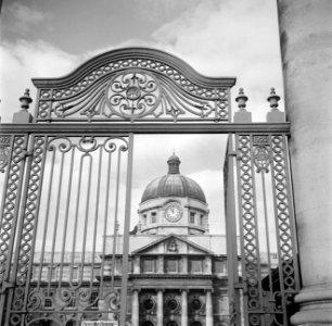 Het hek dat toegang geeft naar de binnenplaats van het Trinity College, Bestanddeelnr 191-0849