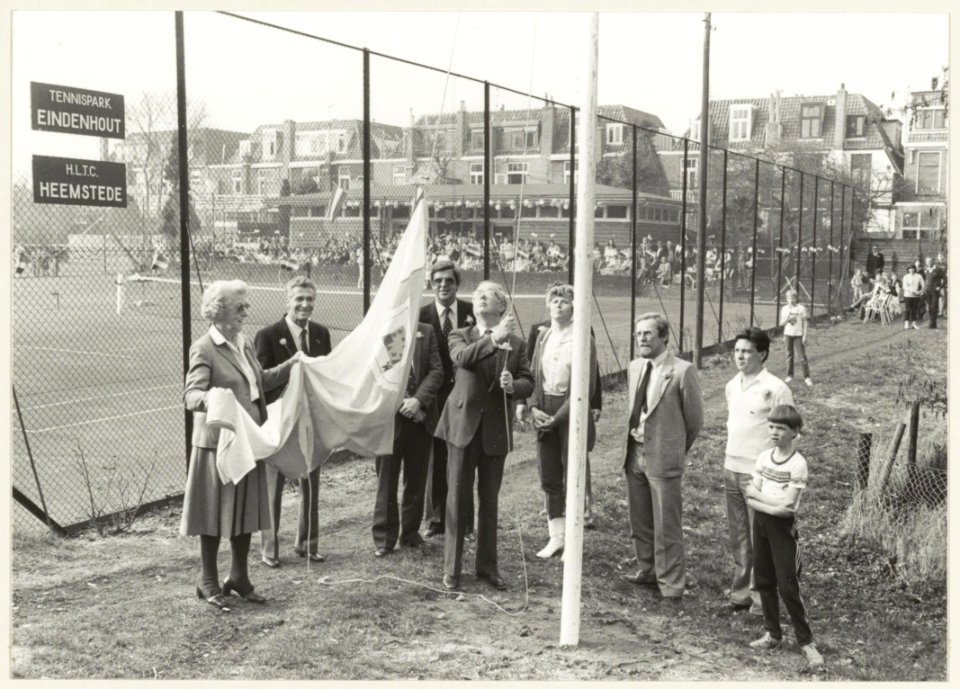 Het hijsen van de bondsvlag tijdens het 25-jarig jubileum van tennisvereniging Heemstede bij tennispark Eindenhout, NL-HlmNHA 54013203