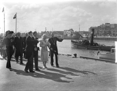 Het gezelschap loopt langs de haven, Bestanddeelnr 903-4984