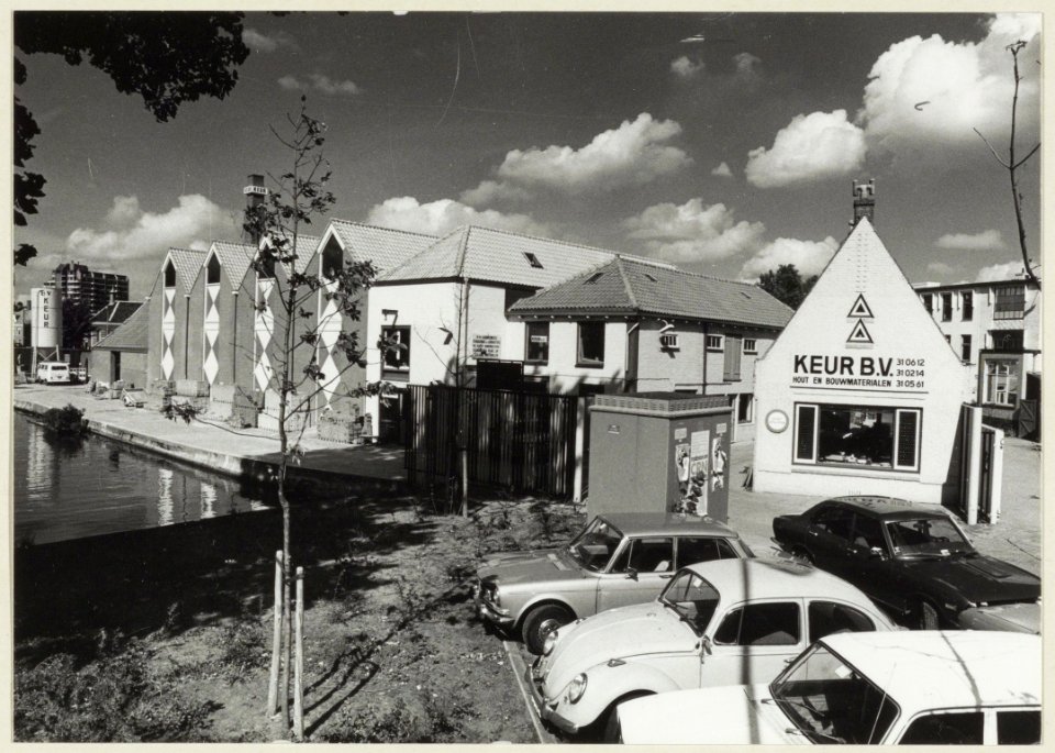 Het gerenoveerde en deels nieuw gebouwde bedrijfscomplex van Keur BV in hout en bouwmaterialen aan de Harmenjansweg dat op 29 oktober 1977 in gebruik werd genomen