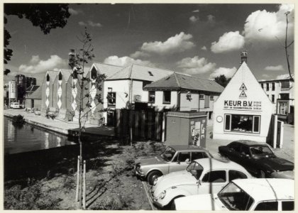 Het gerenoveerde en deels nieuw gebouwde bedrijfscomplex van Keur BV in hout en bouwmaterialen aan de Harmenjansweg dat op 29 oktober 1977 in gebruik werd genomen