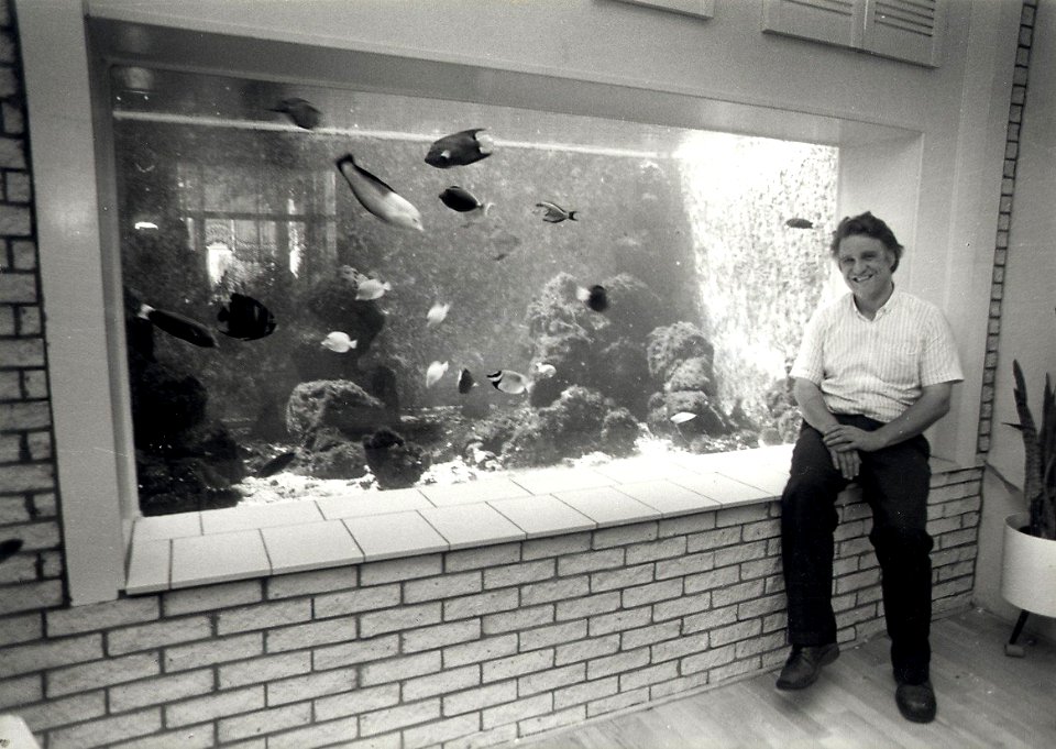Het grootste particuliere zee-aquarium van Nederland. Van Harm Belgraver aan de Vogelenzangseweg 284. Aangekocht in 1989 van United Photos de Boer bv. - Negatiefnummer 29287 k 37. - Gepubliceerd in he