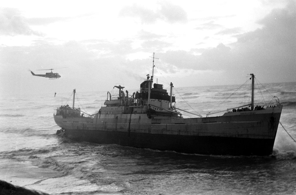 Het gestrande schip terwijl er een helikopter boven vliegt, Bestanddeelnr 918-4878