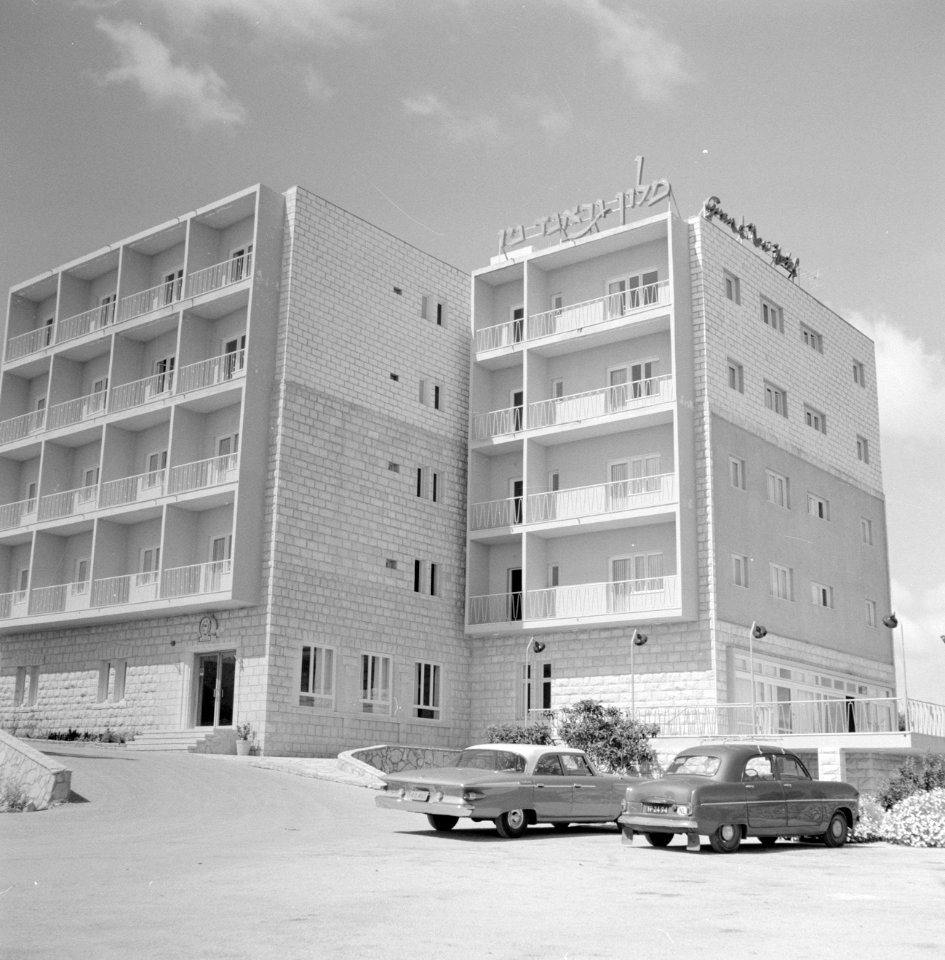 Het Grand New Hotel met op de voorgrond twee geparkeerde auto's, Bestanddeelnr 255-3294