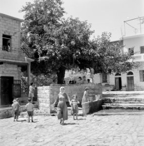 Het dorp Peki'in in Opper Galilea. Een straattafreeltje bij de plaatselijke bron, Bestanddeelnr 255-3760 photo