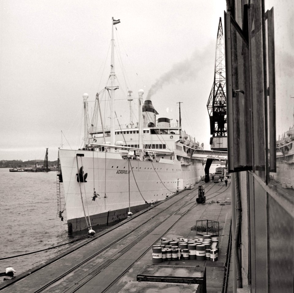 Het Griekse ms Acropolis aan de Wilhelminakade. Rotterdam - NL-RtSA 4121 6662-2-01