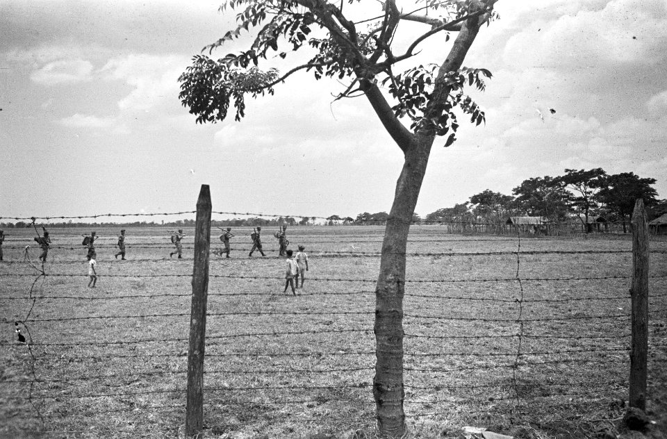 Het KNIL Bataljon Infanterie XI zorgt in de gloeiende hete omgeving van Cheribon, Bestanddeelnr 757