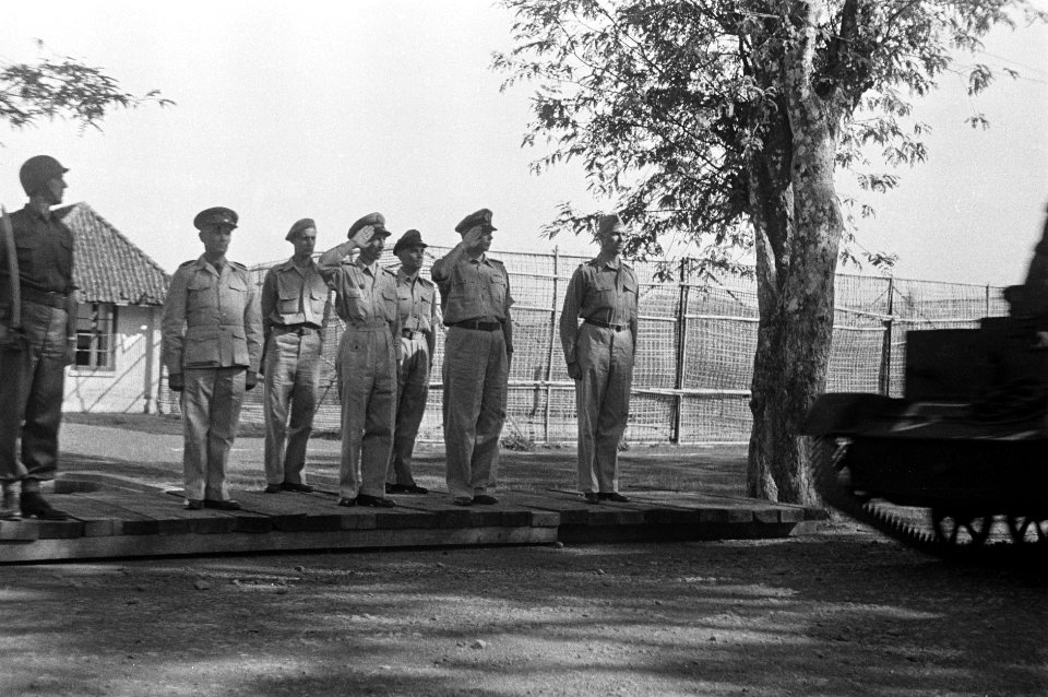 Het hoofd van de MGD dr. L.H. Simons werd bevorderd tot generaal-majoor parade, Bestanddeelnr 2285
