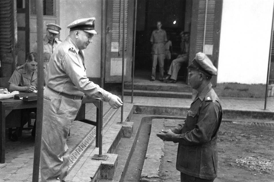 Het hoofd Dienst Legercontacten luitenant-kolonel W. Koenders reikt aan een oude, Bestanddeelnr 2223