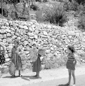 Het dorp Peki'in in Opper Galilea. Twee jonge meisjes met voorwerpen van vlechtw, Bestanddeelnr 255-3752