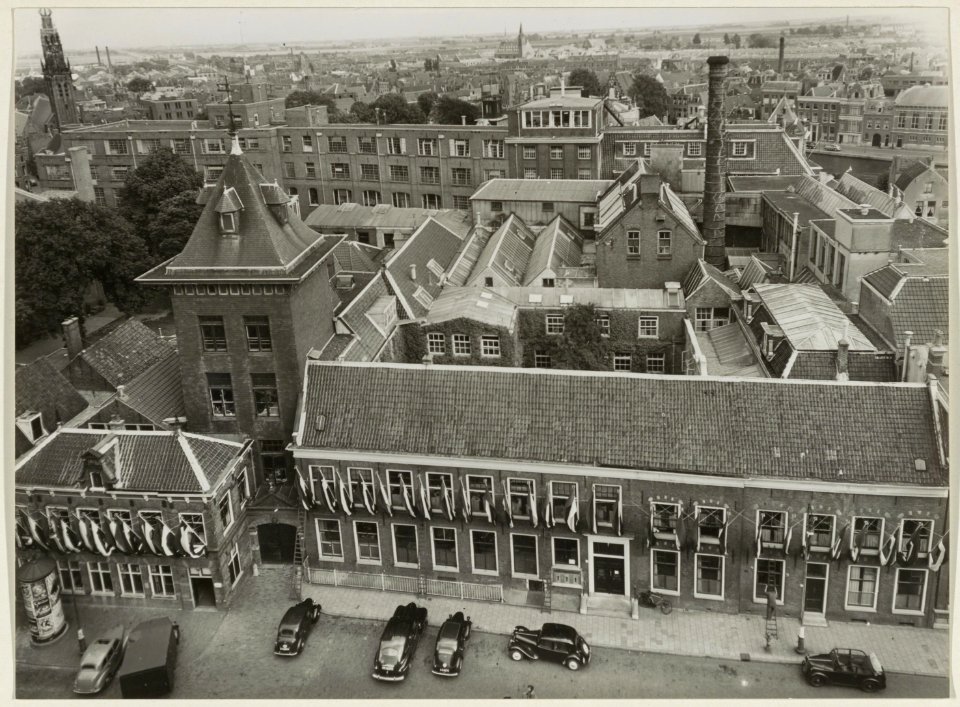 Het gebouwencomplex van Enschedé aan het Klokhuisplein, gezien vanuit de toren van de Grote Kerk