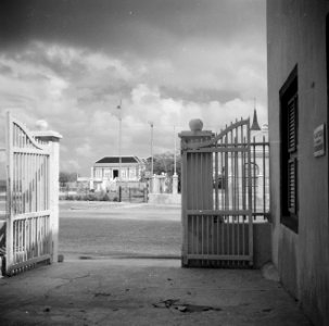 Het gouvernementslogeergebouw op het Wilhelminaplein in Kralendijk op Bonaire, Bestanddeelnr 252-8332