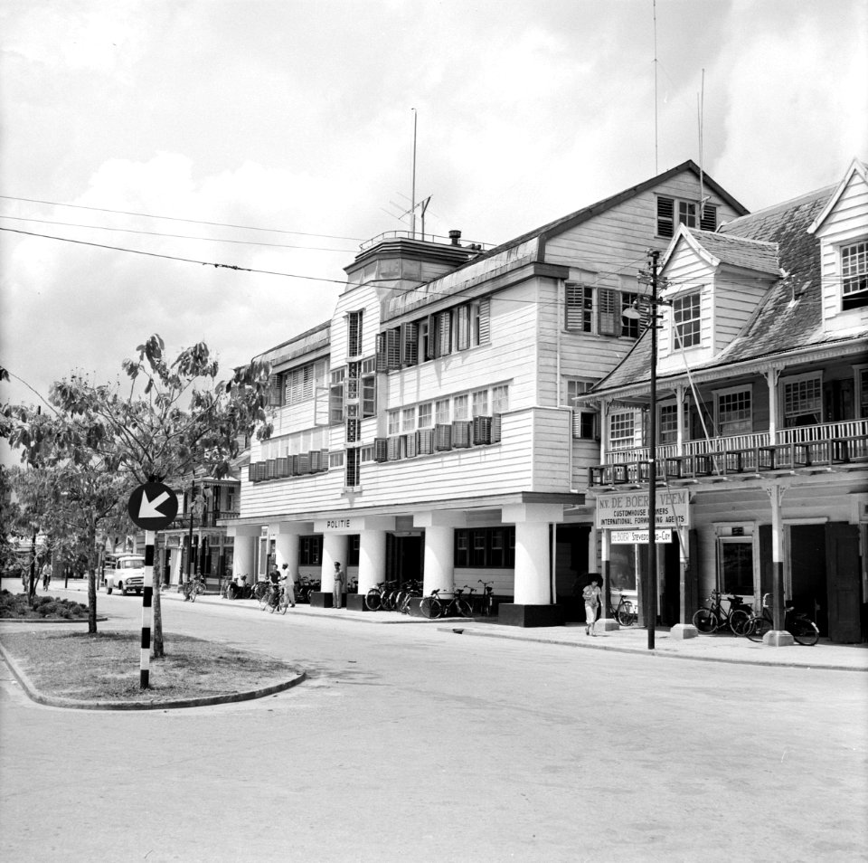 Het Hoofdbureau van politie aan de Waterkant in Paramaribo, Bestanddeelnr 252-4949