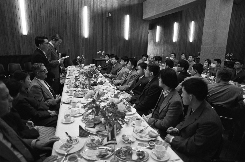 Het gezelschap tijdens de lunch, Bestanddeelnr 930-1410