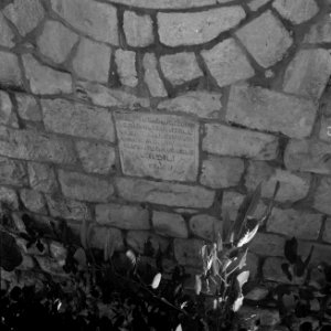 Het dorp Peki'in in Opper Galilea Muur van de synagoge met ingemetselde hebreeu, Bestanddeelnr 255-3765