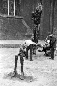 Het Geuzenmonument met kunstenaar Leen Droppert (voorovergebogen), Bestanddeelnr 932-5272