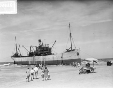 Het gestrande vrachtschip C.A. Banck op het strand van Bloemendaal, Bestanddeelnr 903-5178