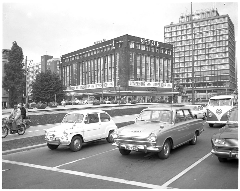 Het Gerzon-gebouw aan de Korte Hoogstraat met kantoor de Hoofdpoort 1970