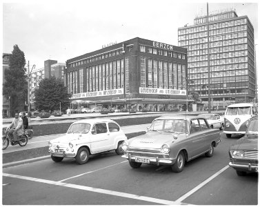 Het Gerzon-gebouw aan de Korte Hoogstraat met kantoor de Hoofdpoort 1970
