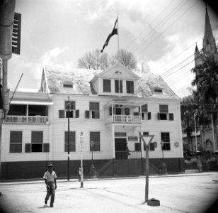 Het gebouw van de Surinaamse Bank in de Gravenstraat in Paramaribo, Bestanddeelnr 252-6064