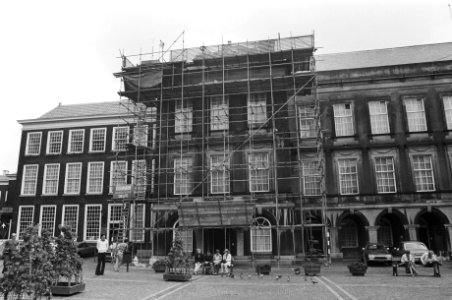 Het gebouw van de Tweede Kamer in de steigers ivm gevelreiniging, Bestanddeelnr 930-4044