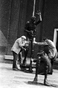 Het Geuzenmonument met links kunstenaar Leen Droppert, Bestanddeelnr 932-5273