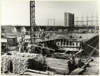 Het gebouw van de AWVN ( Algemene Werkgevers Vereniging ) in aanbouw, met op de achtergrond de flat Haarlem Hoog, NL-HlmNHA 54004067