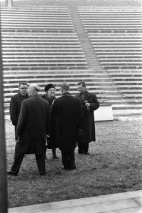 Het gezelschap in een stadion, Bestanddeelnr 915-8305