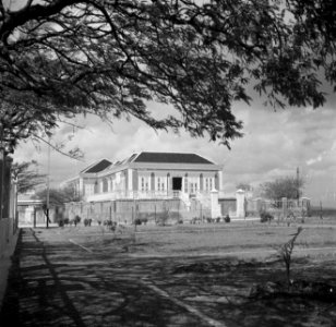 Het gouvernementslogeergebouw op het Wilhelminaplein in Kralendijk op Bonaire, Bestanddeelnr 252-8333
