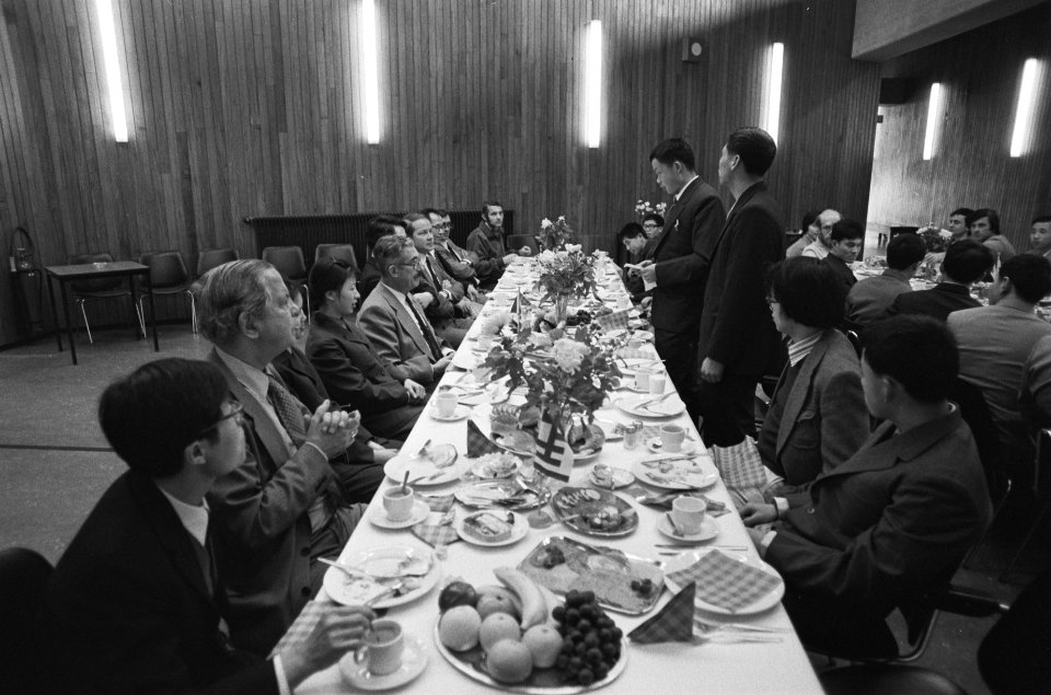 Het gezelschap tijdens de lunch, Bestanddeelnr 930-1411