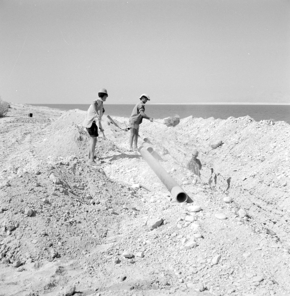 Het graven van sleuven voor het leggen van buizen aan de oever van de Dode Zee, Bestanddeelnr 255-2689