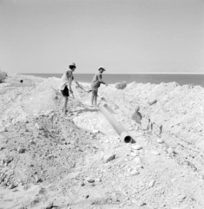 Het graven van sleuven voor het leggen van buizen aan de oever van de Dode Zee, Bestanddeelnr 255-2689