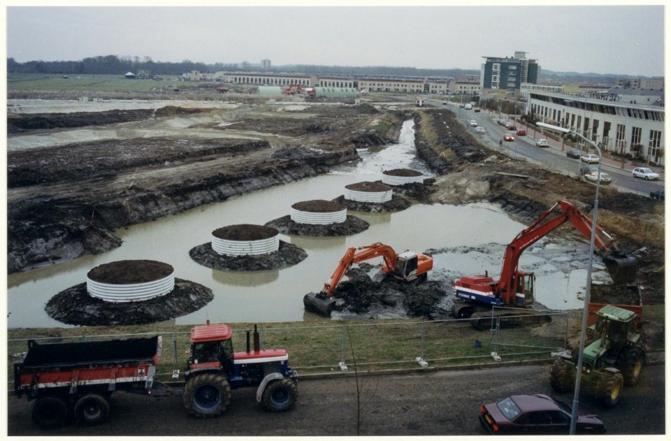 Het driehoekig stukje water tussen Dammersboog en Regenwulp waarin 5 eilandjes werden gecreeërd i.v.m. de bomenstructuur. NL-HlmNHA 54050200