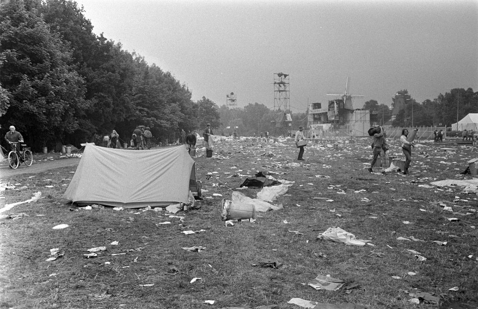 Het festival is afgelopen, laatste bezoekers breken hun tenten op en verlaten h…, Bestanddeelnr 923-6330