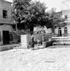 Het dorp Peki'in in Opper Galilea. Een straattafreeltje bij de plaatselijke bron, Bestanddeelnr 255-3762 photo