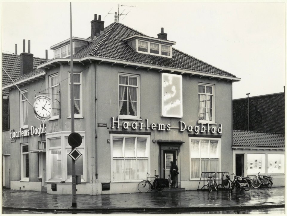 Het filiaal van het Haarlems Dagblad aan de Floresstraat 1, hoek Rijksstraatweg, NL-HlmNHA 54022027