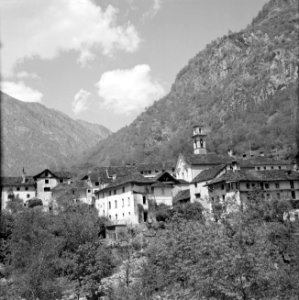 Het dorp Peccio in het Maggia dal, een van de dalen van Tessin, Bestanddeelnr 254-5094
