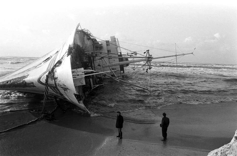 Het eerder tijdens een storm gestrande schip is op de zijkant gevallen, Bestanddeelnr 926-8076