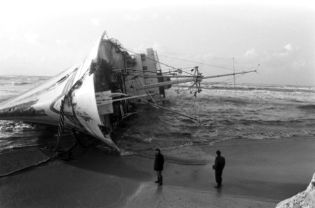 Het eerder tijdens een storm gestrande schip is op de zijkant gevallen, Bestanddeelnr 926-8076