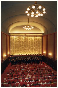 Het Haarlemse Vrouwenkoor Malle Babbe concerteert in de bioscoopzaal van de Cinema Palace. NL-HlmNHA 54037227