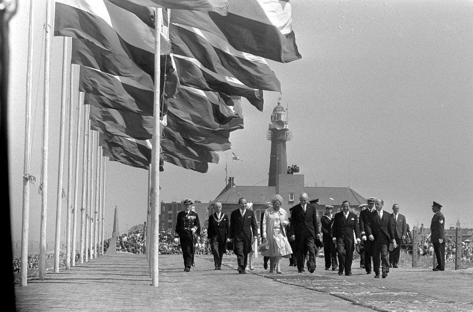 Het gezelschap loopt naar het monument, Bestanddeelnr 919-2472