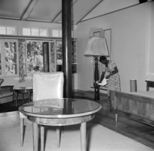 Het koninklijk vertrek wordt schoongemaakt, Bestanddeelnr 252-2511